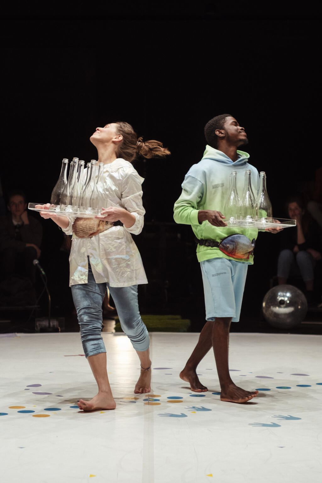 Julia Henning e André Oliveira no espetáculo "23 fragmentos dos últimos dias", em cartaz no Teatro Silvia Monfort, em Paris, até 18 de fevereiro.
