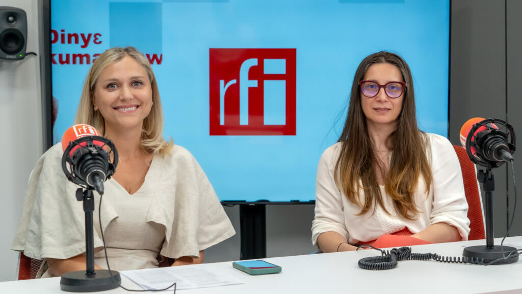 Roxana Chiș, director CSR și ESG, Rossmann România și Elena Apostol, director comunicare externă Renault Group în studioul RFI România la emisiunea Esențial