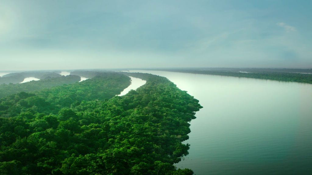Rio Amazonas começa pelo Peru, atravessa a Colômbia e o Brasil e se encerra no oceano Atlântico.