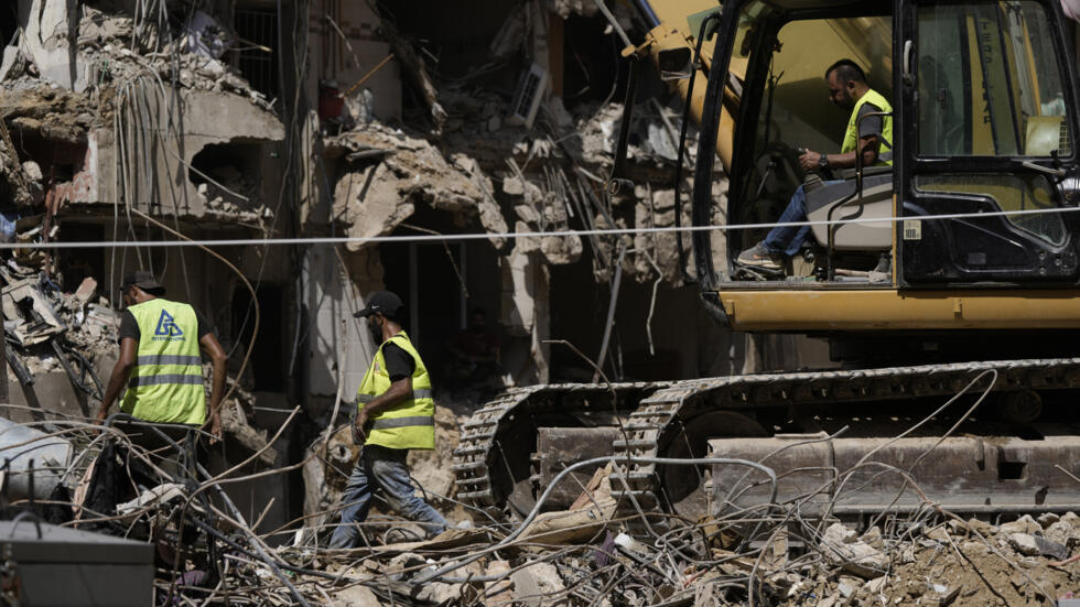 Các nhân viên cứu hộ dọn dẹp đống đổ nát tại địa điểm xảy ra cuộc không kích của Israel ở vùng ngoại ô phía nam thủ đô Beyruth, Liban, ngày 22/09/2024.
