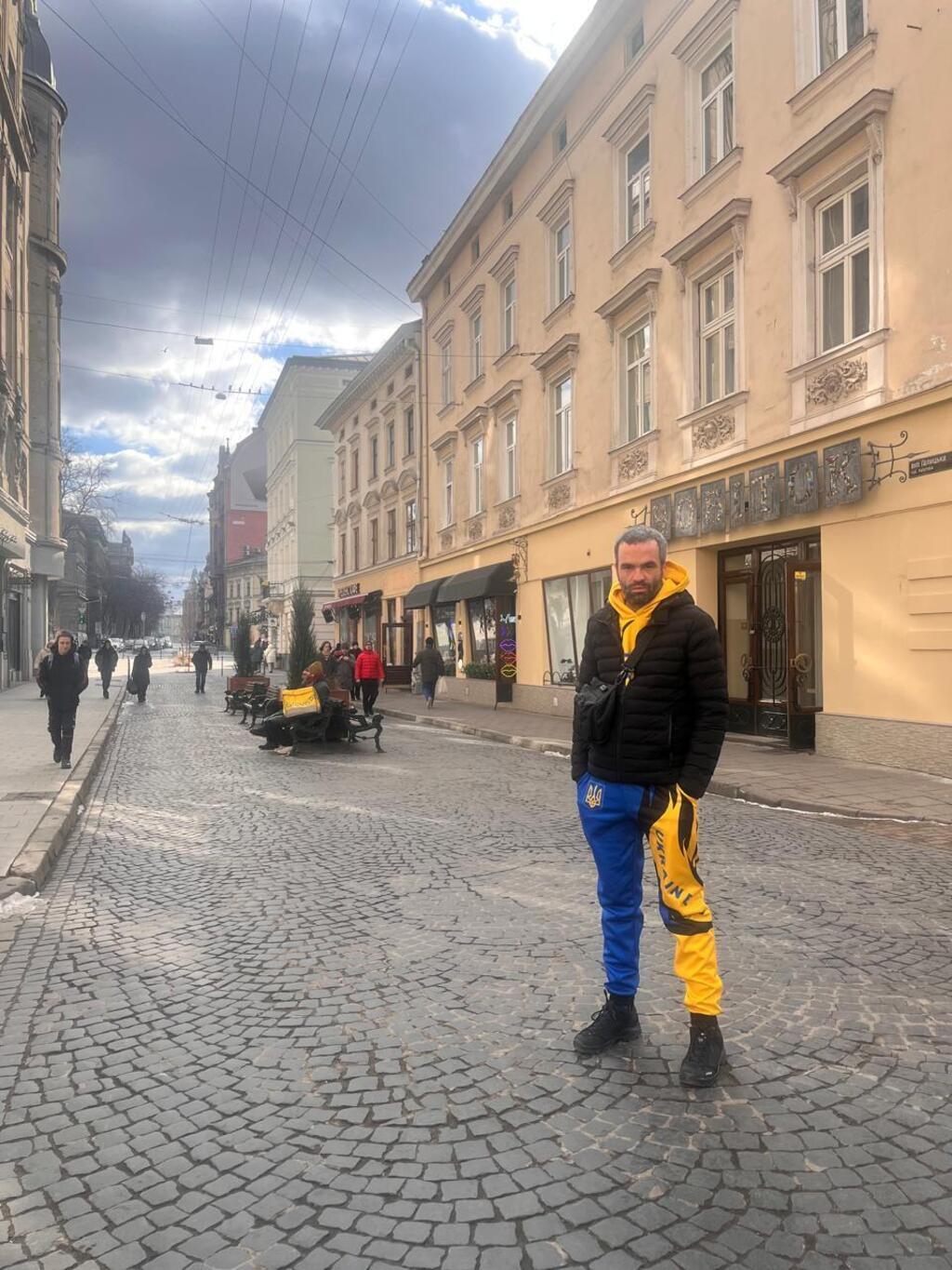 Taras, ancien soldat ukrainien de 39 ans, dans les rues de Kiev, libéré après avoir passé 20 mois dans différentes prisons russes.