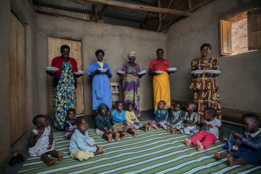 Les enfants rwandais mangent la culture de leur jardin potager
