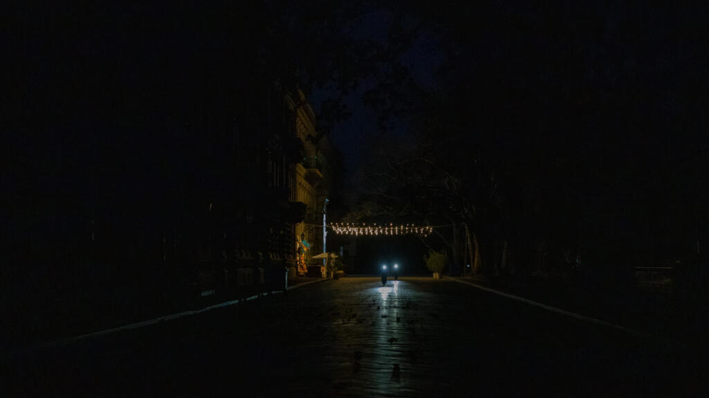 Ukraine: plongés dans le noir, les habitants d'Odessa s'adaptent avec des générateurs