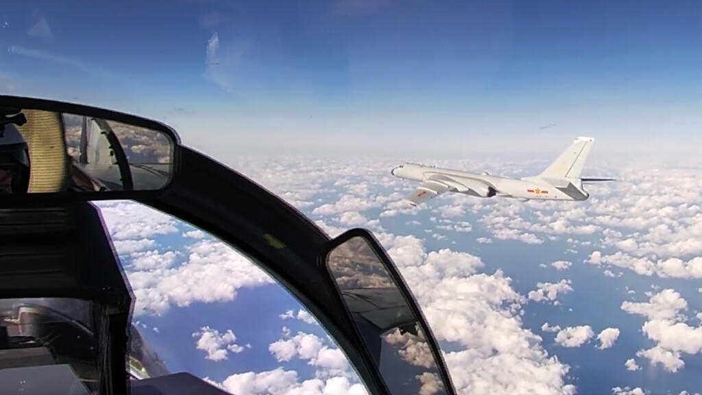 Ảnh tư liệu: Một oanh tạc cơ chiến lược H-6K của Trung Quốc bay qua vùng biển Nhật Bản trong một đợt tuần tra chung Tây Thái Bình Dương với không quân Nga ngày 22/12/2020.