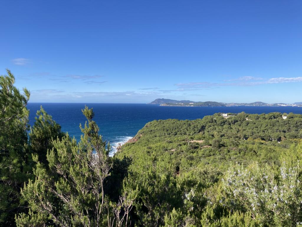 Vue sur la mer Méditerranée, depuis le massif de La Colle Noire, près de Toulon (sud de la France).