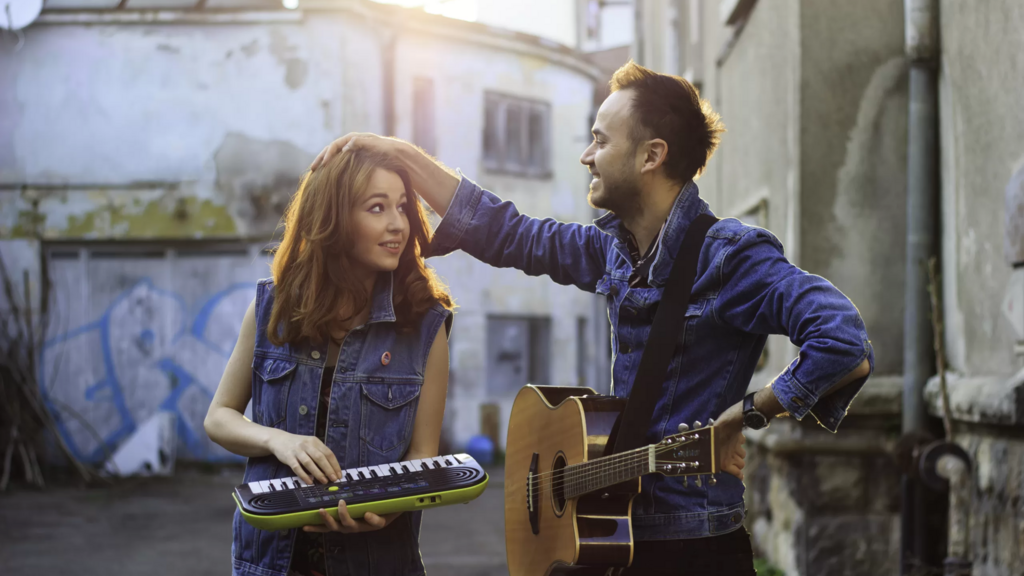 We Singing Colors este un duo format din Andrei Hațegan și Roxana Niculae, iar în concertele lor live au adesea invitați muzicieni colaboratori cu care își cântă muzica pe scenă.