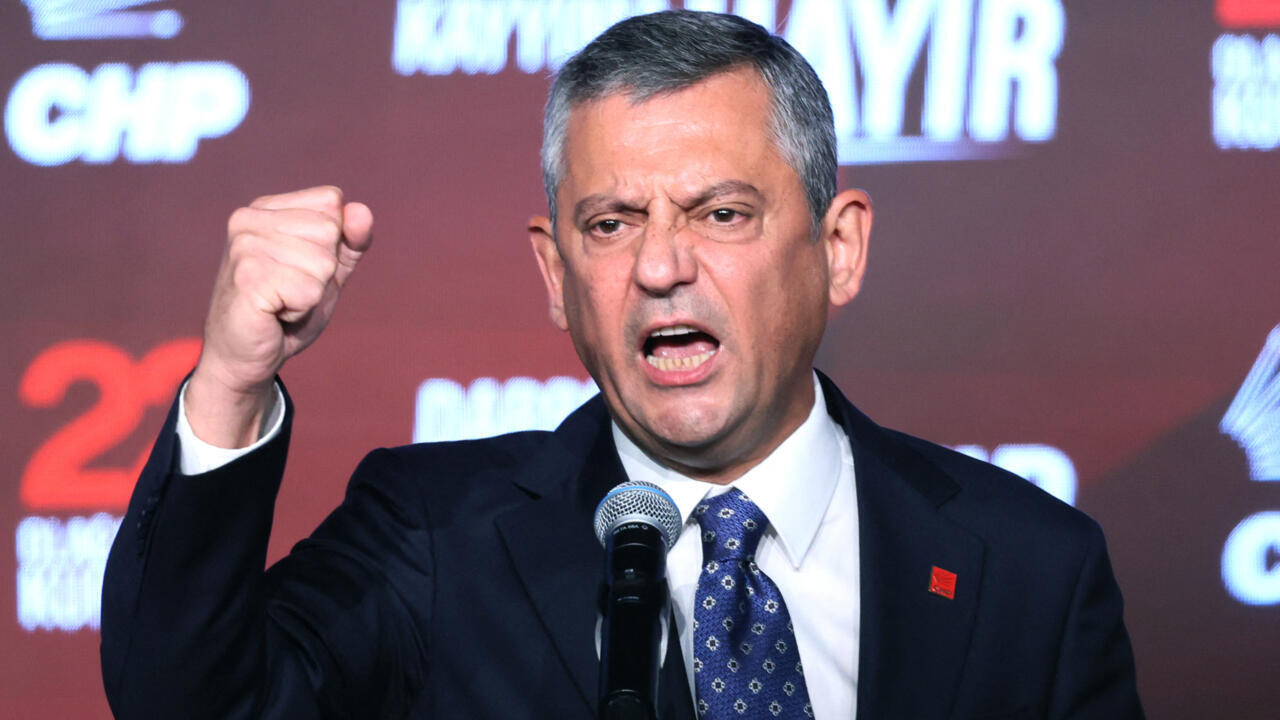 Turquie: Özgür Özel réélu à la tête du parti d'opposition CHP