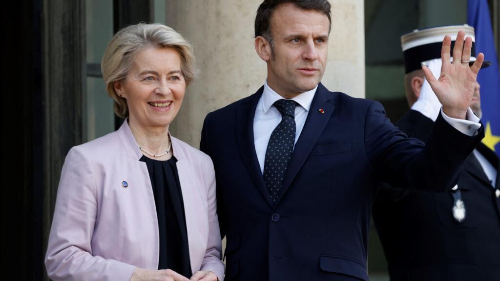 Le président français Emmanuel Macron accueille la présidente de la Commission européenne Ursula von der Leyen à l'Élysée, le 17 février 2025.