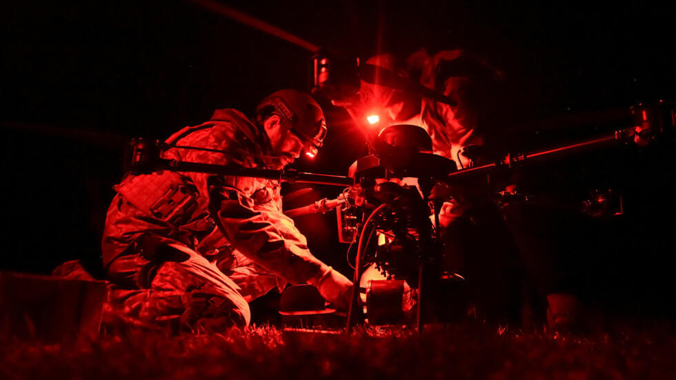 Các quân nhân tiểu đoàn 113 thuộc Lữ đoàn phòng vệ lãnh thổ 110 của Ukraina chuẩn bị phóng một drone tác chiến Vampire về phía quân Nga ở Zaporijia, ngày 28/04/2025.