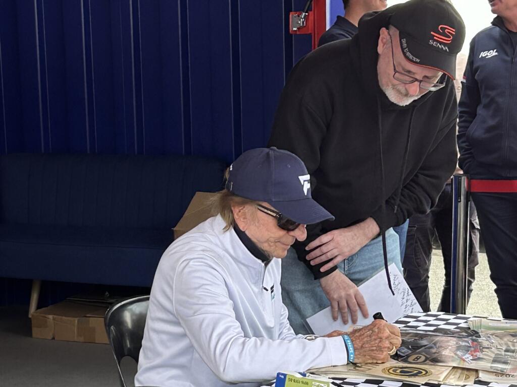 O ex-piloto Emerson Fittipaldi dá autógrafos no autódromo de Magny-Cours, na França. Em 26 de abril de 2025.
