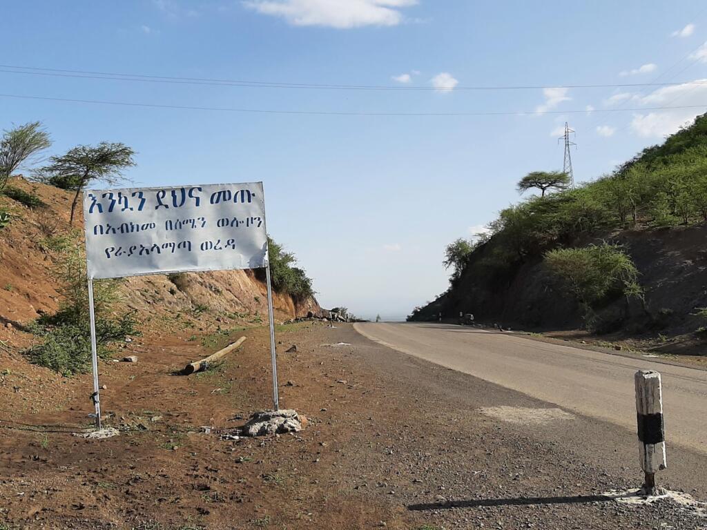 法广（RFI）图片 / 埃塞俄比亚北部阿姆哈拉州(Amhara)，摄于2021年05月。
RFI Image / Ethiopie : Panneau annonçant entrée en Amhara, au nord du pays. Ici, une photo prise au mois de Mai 2021. (illustration)