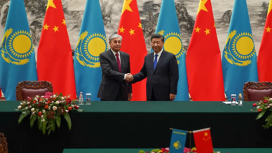 Le président chinois Xi Jinping et son homologue kazakh Kassym Jomart Tokayev à l'issue d'une cérémonie de signature d'accords à Pékin le 11 septembre 2019