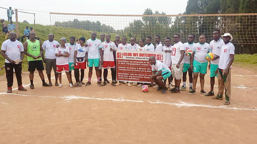 Des participants au match de volley-ball.