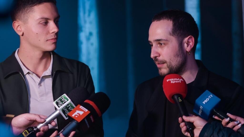 David Popovici și Edmond Niculușcă la inaugurarea expoziției - eveniment “Întâlniri. Sau cum se naște o lume nouă”, o expoziție manifest despre prietenie, singurătate și iubire, stabilimentul creativ ”La Mița Biciclista”, București, 31 octombrie 2025