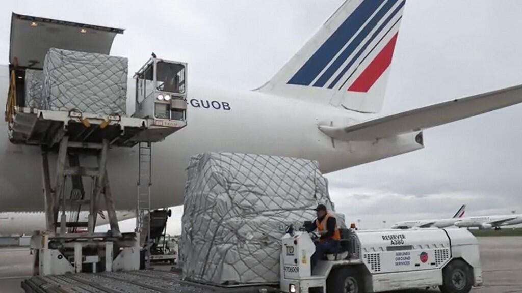 Des employés de l'aéroport de Roissy déchargent une cargaison de masques d'un avion d'Air France en provenance de Chine, le 29 mars 2020.