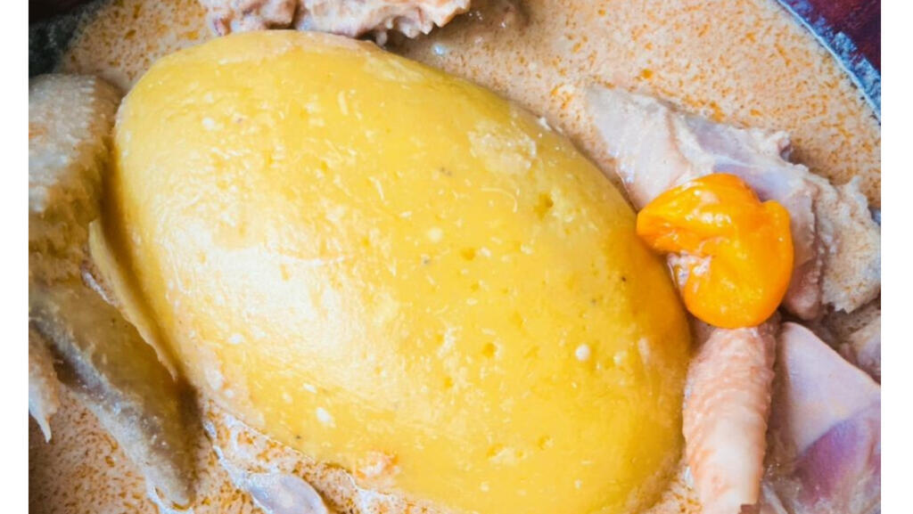 Un poulet ou une pintade sauce pistache