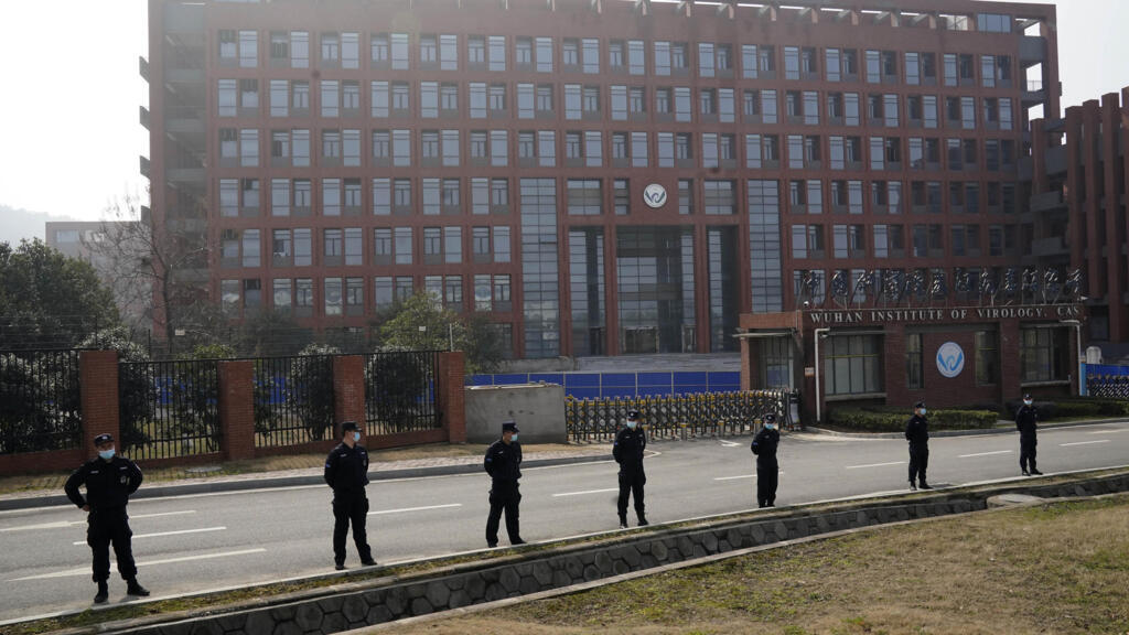 Personnel de sécurité devant l'entrée de l'Institut de virologie de Wuhan, en Chine. Photo prise lors de la visite d'une équipe de l'Organisation mondiale de la santé en en février 2021.