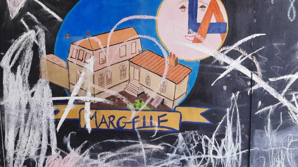 L'une des fresques dans le couloir de la maison La Margelle, qui accueille des hommes exilés à Calais.