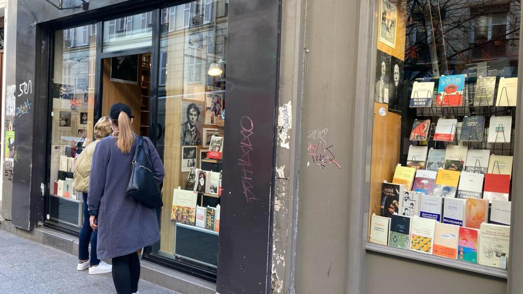 Clientes fazem fila na porta da livraria "Les Cahiers de Colette" para recuperar as encomendas de livros feitas pela internet ou telefone.