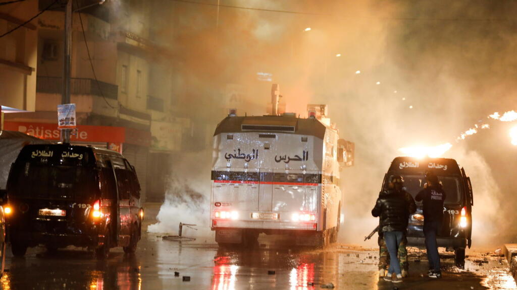 Affrontements entre police et manifestants à Tunis, le lundi 18 janvier 2021.