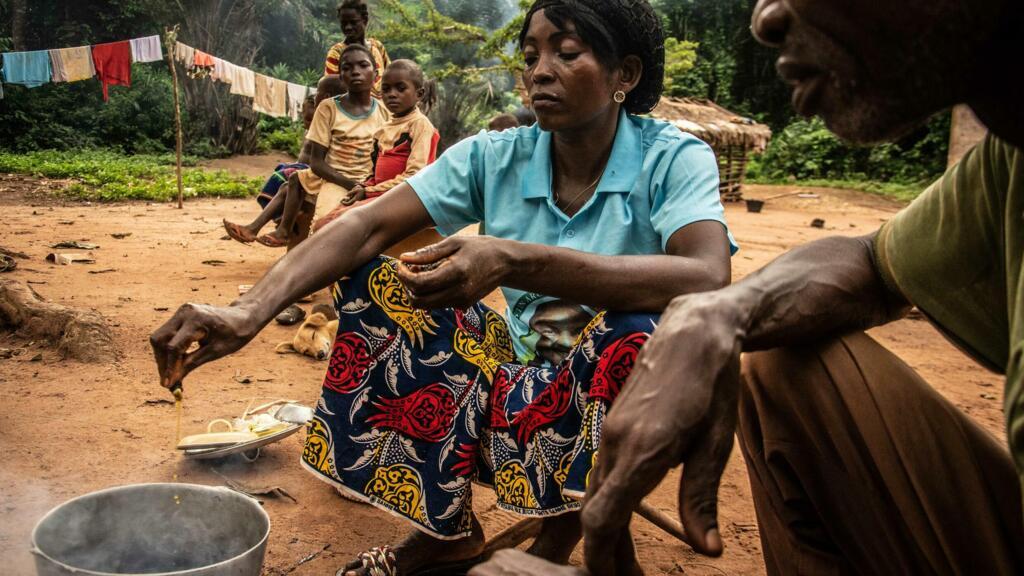 Prisca Dosoko prépare des chenilles frites dans le village de Mokinda