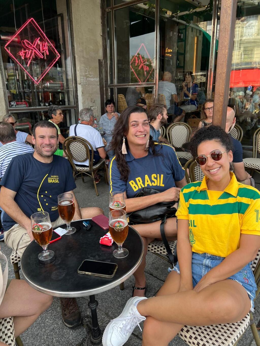 Da direita para a esquerda, as cariocas Marcele e Isabela tomam um chopp com o amigo Arthur.