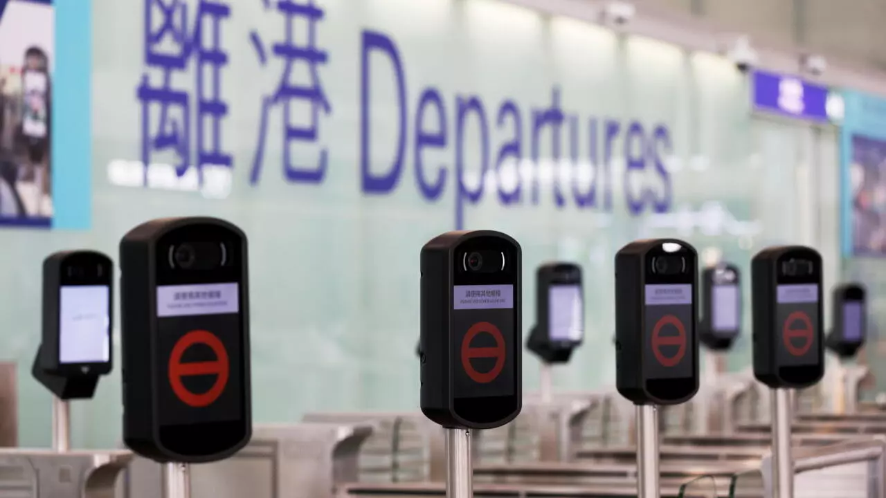 港府已开始研究「过关码」，让需要回中国的市民使用，但以澳门与中国商讨经验看来，明年春节前通关仍是未知数。