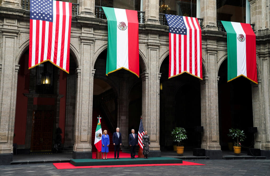 O presidente americano Joe Biden e sua esposa Jill Biden participam de uma cerimônia de boas-vindas com o presidente mexicano Andres Manuel Lopez Obrador e sua esposa Beatriz Gutierrez Muller para a Cúpula de Líderes da América do Norte na Cidade do México, México, 9 de janeiro de 2023.