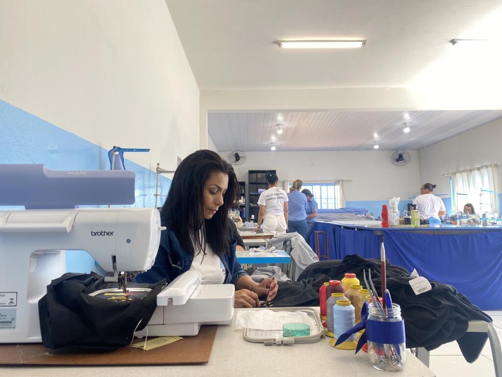 Les centres APAC mettent l'accent sur la formation et la réinsertion des détenues qui suivent par exemple des cours de couture.