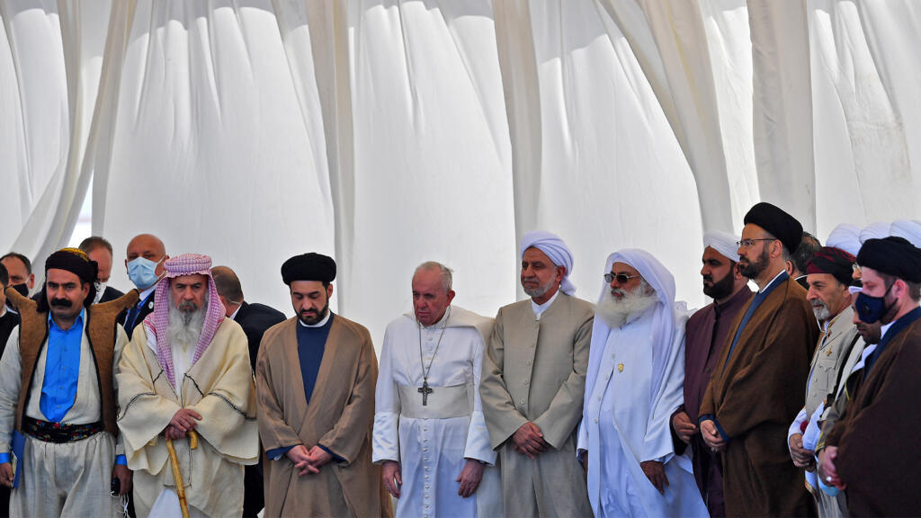 Le pape François entouré des chefs des communautés religieuses, lors de sa visite en Irak en mars 2021. Le chef de la communauté mandéenne (2è à la gauche du pape).