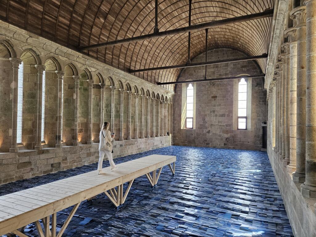 "Marulho", de Cildo Meireles, fica exposta até 16 de novembro no refeitório da abadia do Mont-Saint-Michel.