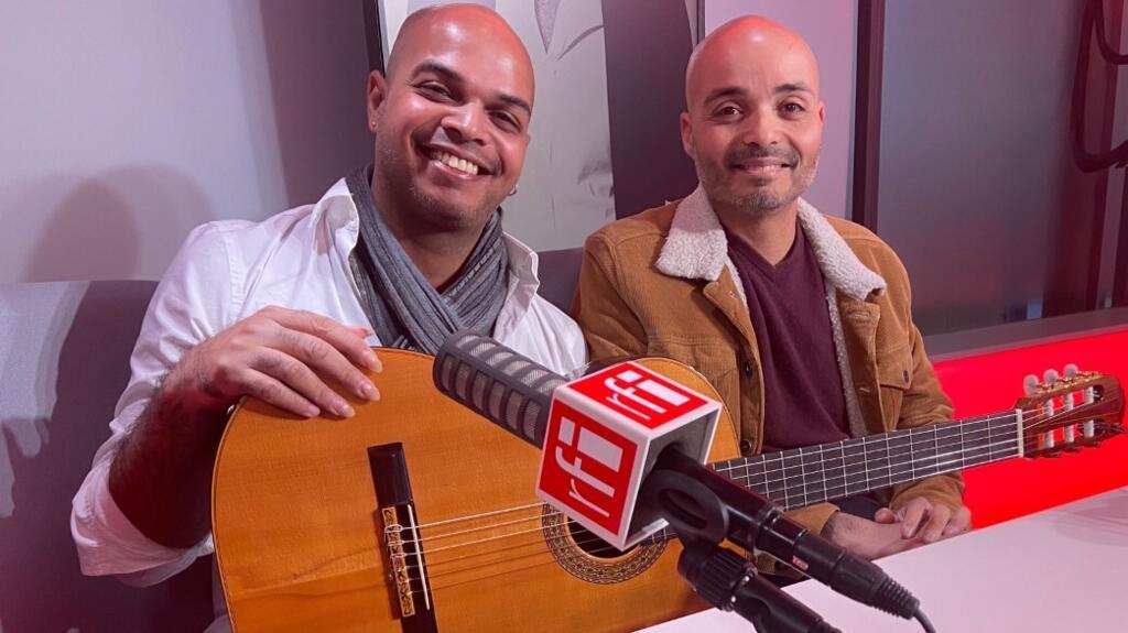 O violonista Marcel (esq.) e o pianista Philippe Powell (dir.), filhos do mítico compositor e instrumentista brasileiro Baden Powell, celebram a obra do pai com shows em Paris.