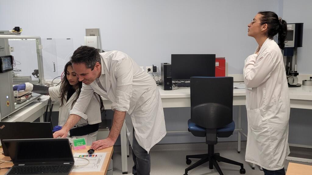 O farmacêutico francês Maxime Annereau supervisiona a fabricação dos remédios impressos em 3D no Instituto francês Gustave Roussy, em Villejuif, na periferia de Paris