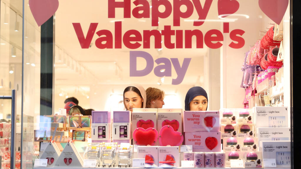 Clientes em uma loja enfeitada para o Dia dos Namorados, na Oxford Street, em Londres (13/02/24).