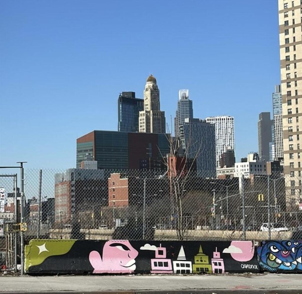 Além das ilustrações editoriais, Camila também se destaca na street art e tem projetos no Brooklyn, em Nova York.