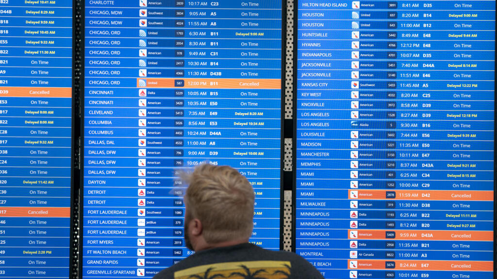Un voyageur vérifie les informations sur son vol à l'aéroport national Ronald Regan de Washington le 19 juillet 2024. Une panne informatique mondiale a été déclenchée par une mise à jour de la société de cybersécurité CrowdStrike, qui a eu un impact sur les vols dans le monde entier et a perturbé les radiodiffuseurs et les services bancaires.