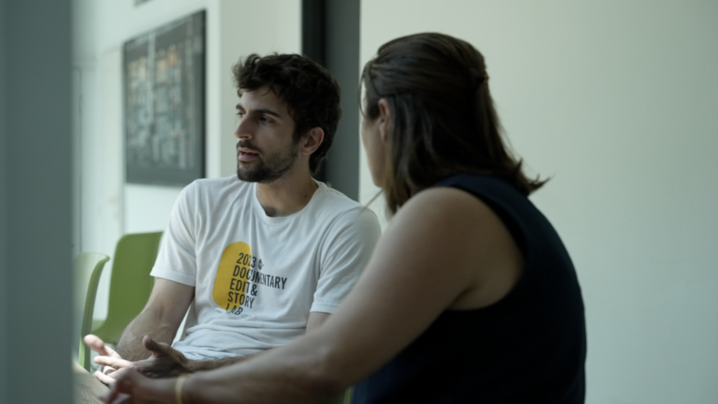 Ghousoon Bisharat, rédactrice en chef de +972, en pleine discussion avec le journaliste Yuval Abraham à Tel Aviv. Elle est Palestinienne, lui Israélien, tous deux membres de la rédaction binationale de ce média qui revendique faire du journalisme « from the river to the sea ».