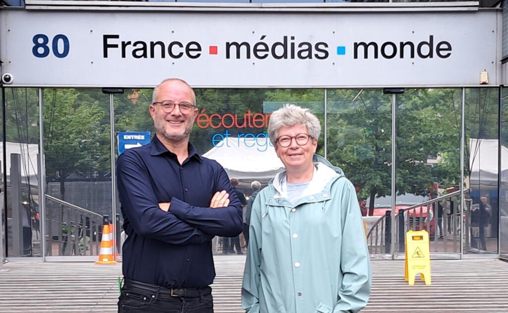 À gauche, Bruno Faure, journaliste à RFI, et à droite, Françoise Nicolas, directrice du centre Asie de l’IFRI, Institut français des relations internationales.