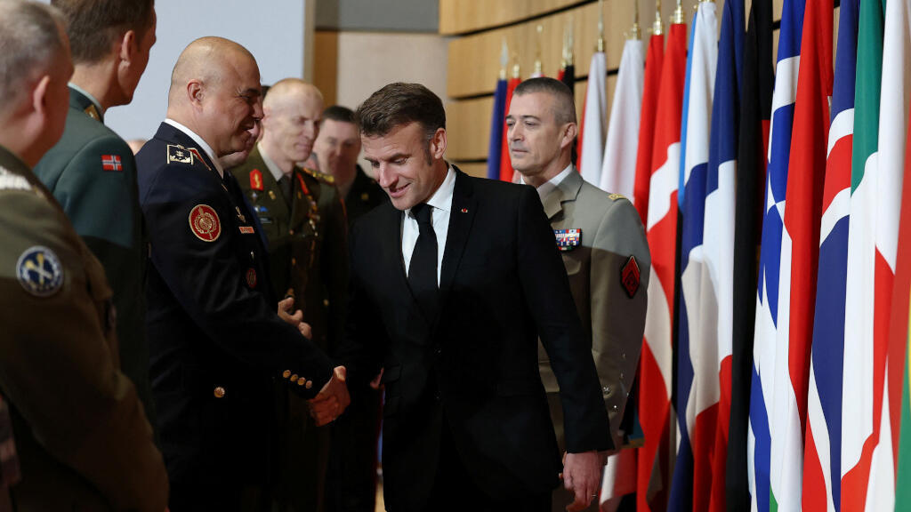 Le président français Emmanuel Macron et le chef d'état-major des armées françaises (CEMA) Thierry Burkhard serrent la main des chefs d'état-major des armées de l'Union européenne et de l'OTAN sur le conflit en Ukraine avant une réunion au Musée de la Marine dans le cadre du Forum de défense et de stratégie de Paris à Paris, France, le 11 mars 2025.