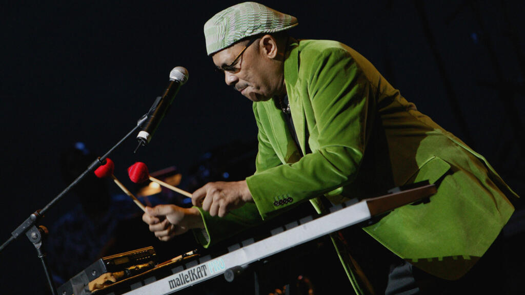 Roy Ayers sur scène, le 5 juillet 2006, à Detroit, Michigan (États-Unis).