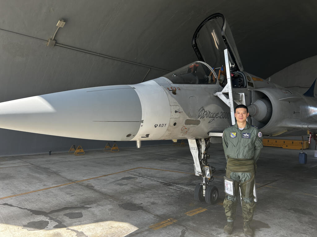Mirage 2000 sur la base aérienne de Hsinchu et le lieutenant-colonel Wu Meng-che.