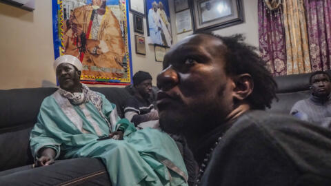 Un imam Omar Niass (à g.) avec des migrants africains dans une mosquée du Bronx, à New York, le vendredi 15 mars 2024.