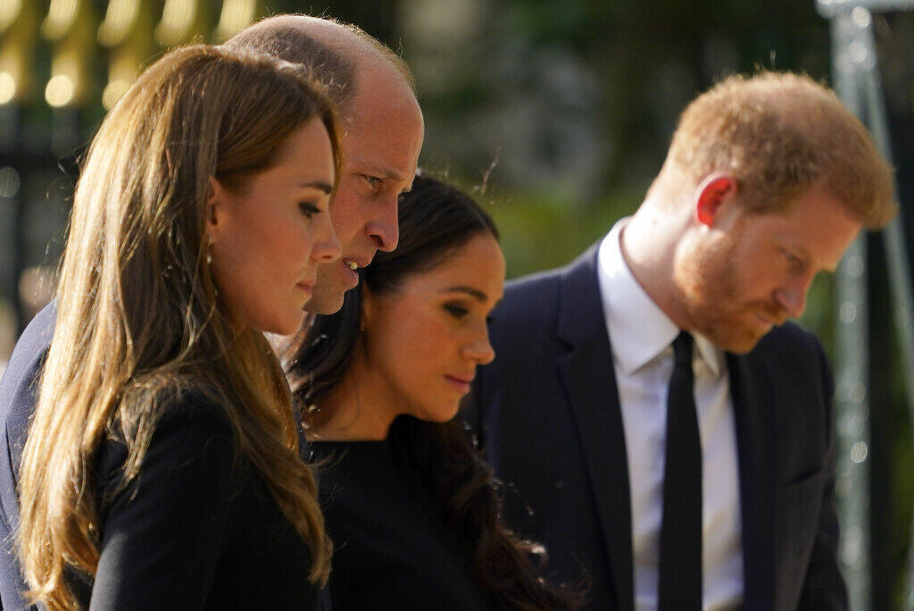Os príncipes William e Harry, com suas esposas Kate e Meghan, homenageiam a rainha no castelo de Windsor