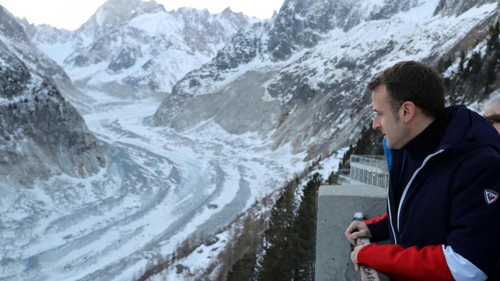Le président français Emmanuel Macron face au glacier de la Mer de glace, le 13 février 2020.