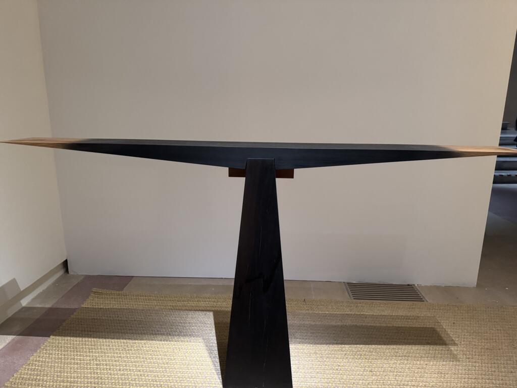 Aparador feito com as madeiras cumaru e freijó, desenhado pelo Estúdio Rain, do Brasil, exposto no salão dos Novos Designers, em Paris, em 20 de outubro de 2025.