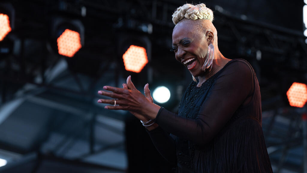 La chanteuse Martha High remercie le public de "Jazz à Vienne" pour son accueil chaleureux, le 3 juillet 2021.