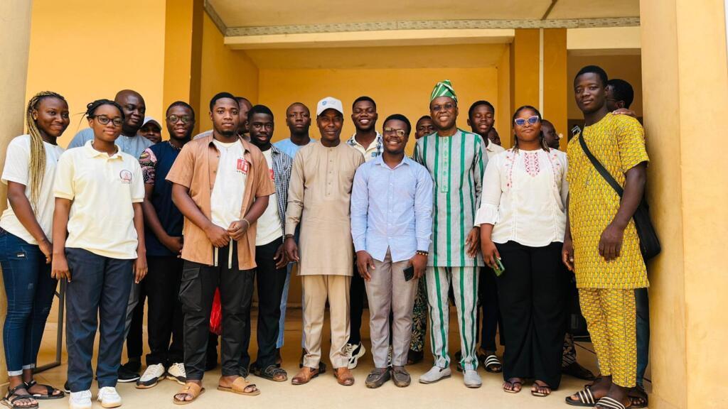 Wilfried Léandre Houngbedji secrétaire général Adjoint et porte-parole du gouvernement et Urbain Stanislas Amegbedji DG/ANPE et les membres du club RFI UNSTIM Abomey.