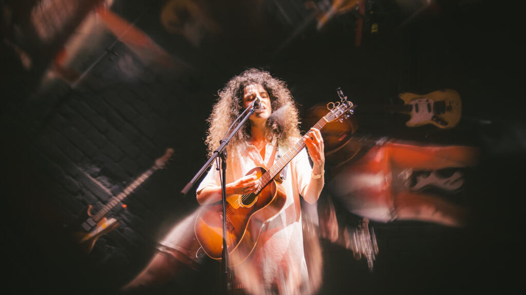 Artista independentă Cristina Lupu va lansa albumul său de debut „Sweet Amnesia” printr-un concert emoționant, pe 26 noiembrie, la Expirat Halele Carol.