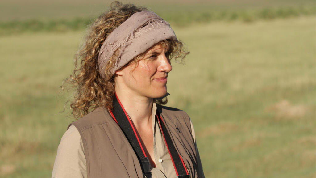 Élise Rousseau est l’autrice de nombreux ouvrages sur les oiseaux et les animaux qu’elle part observer aux quatre coins de la planète.
