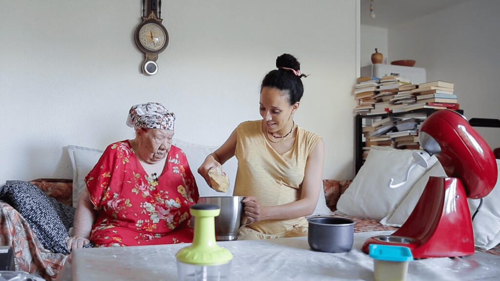 Mahjouba - Anissa et sa grand-mère.